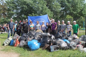 Члены РГО, дайверы из клуба "Морской дракон", волонтеры из "Петербурггаза" 1 июня 2013 года