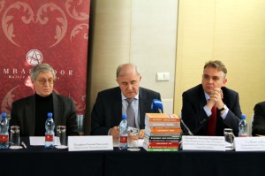 Александр Прохоренко (в центре), Йеннес де Молл (слева)