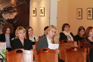 Галина Кузнецова (в центре) готовится к своему выступлению