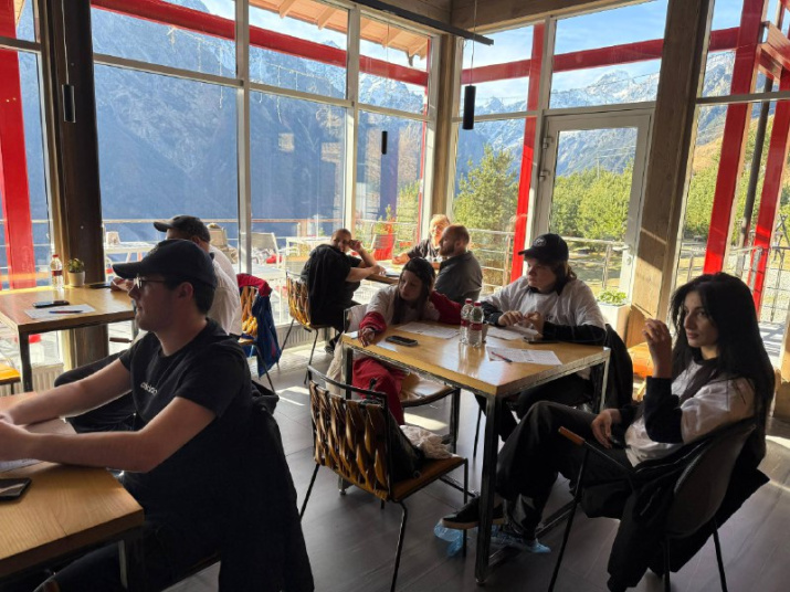 Участники Геодиктанта на площадке "Гостевой Дом 1950, с. Абайтикау,". Фото Валерия Икоева, 2025г.