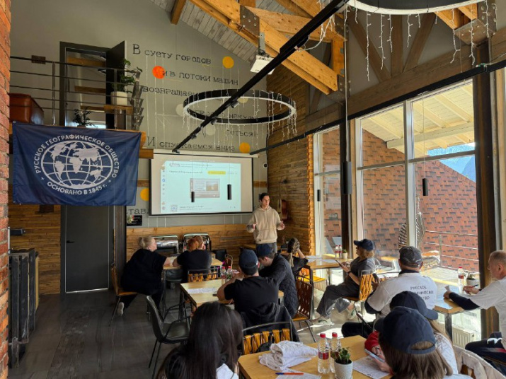Участники Геодиктанта на площадке "Гостевой Дом 1950, с. Абайтикау,". Фото Валерия Икоева, 2025г