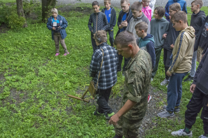 Поиск учебных мин участниками проекта. Фото Валентин Смирнов Фото предоставлено АКО ВОО РГО