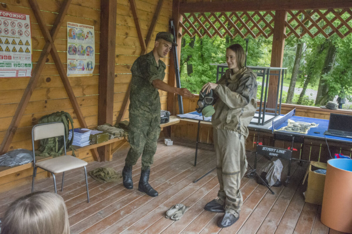 Знакомство со средствами индивидуальной защиты. Фото Валентин Смирнов Фото предоставлено АКО ВОО РГО