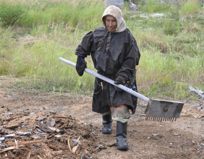 Грабли для уборки мусора сделаны из дерева, чтобы не портить почву