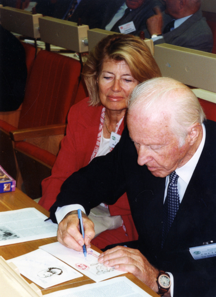 Thor Heyerdahl and his wife at the Congress of the RGS in Arkhangelsk. 2000 