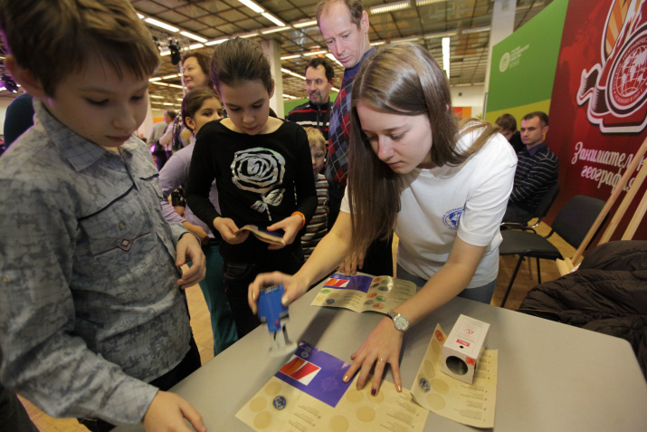 A volunteer is giving a stamp mark to participants of the quest «Pathfinder»