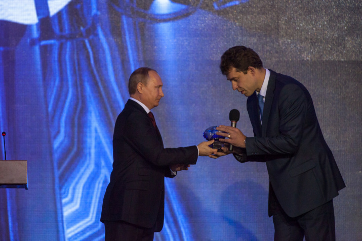 Vladimir Putin presents the award to Konstantin Bogdanov