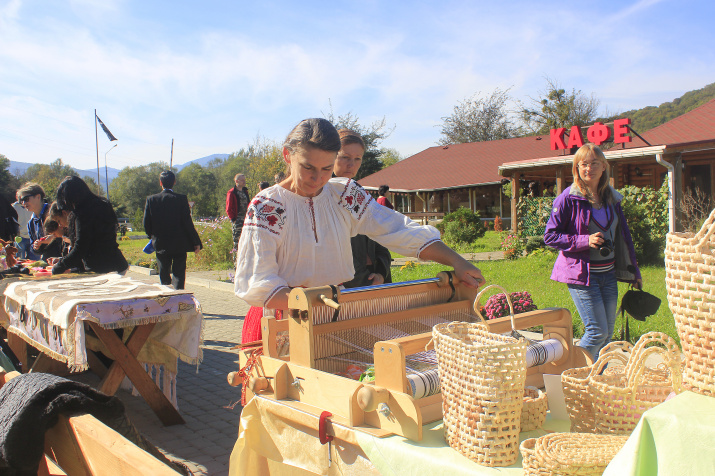 Изделия из глины, соломки, кукурузы, ореха (национальное орехоплетение), войлока, из кремня и обсидиана, коллекция старинных рушников