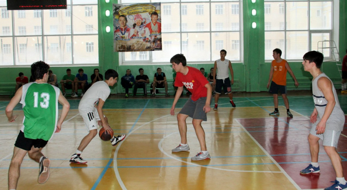В спортивный день фестиваля были проведены соревнования по дартсу, армрестлингу, шашкам, футболу и впервые по стритболу