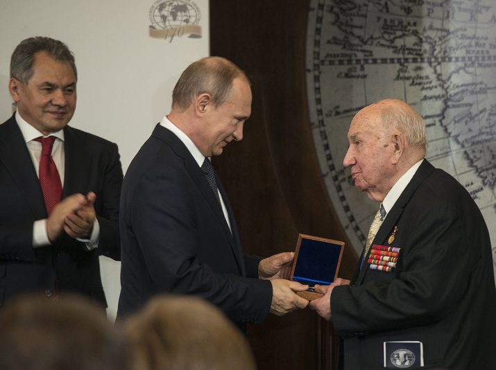 Председатель Попечительского Совета РГО В.В.Путин вручает Константиновскую медаль РГО Г.М. Лаппо