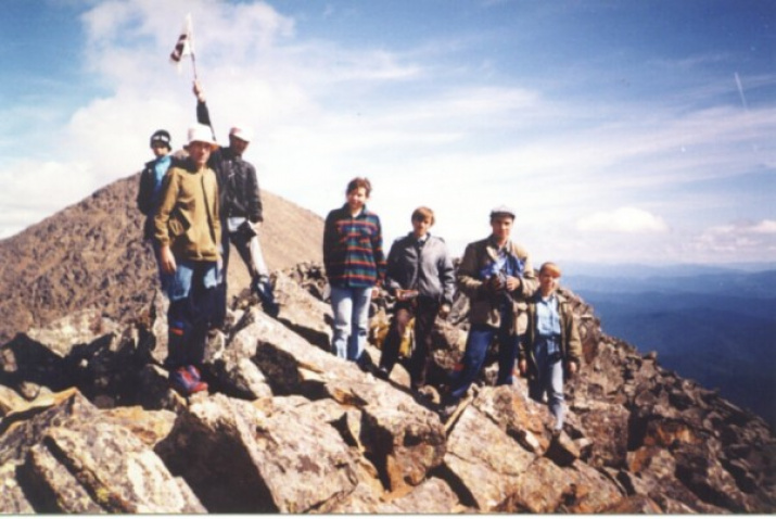 Знамя Мира на вершине священной пятиглавой горы Борус в Саянах (1988)