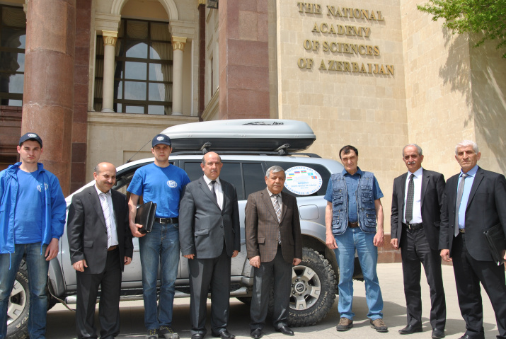 Участники экспедиции у здания Национальной Академии наук Азербайджана