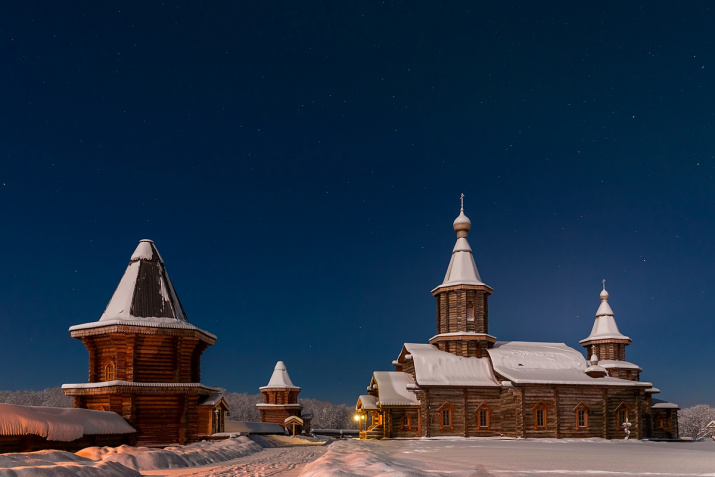Главное здание монастыря звёздной ночью