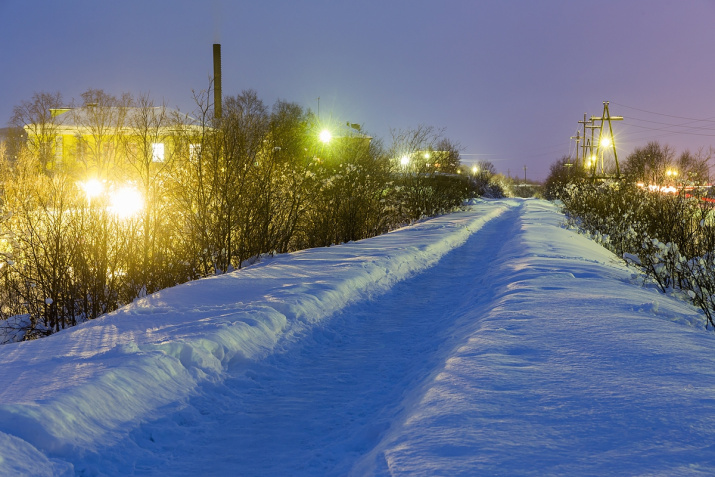 Заснеженная железная дорога в Печенге