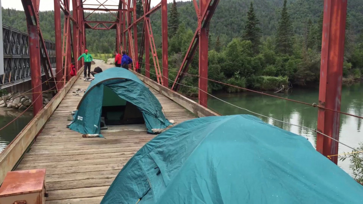 Лагерь на мосту
