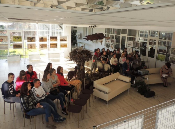 Студенты Шушенского сельскохозяйственного колледжа на лекции об ирбисе