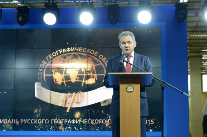 Sergey Shoygu is greeting the guests at the opening ceremony of the Festival of the Russian Geographical Society. Photo by Nikolay Razuvaev