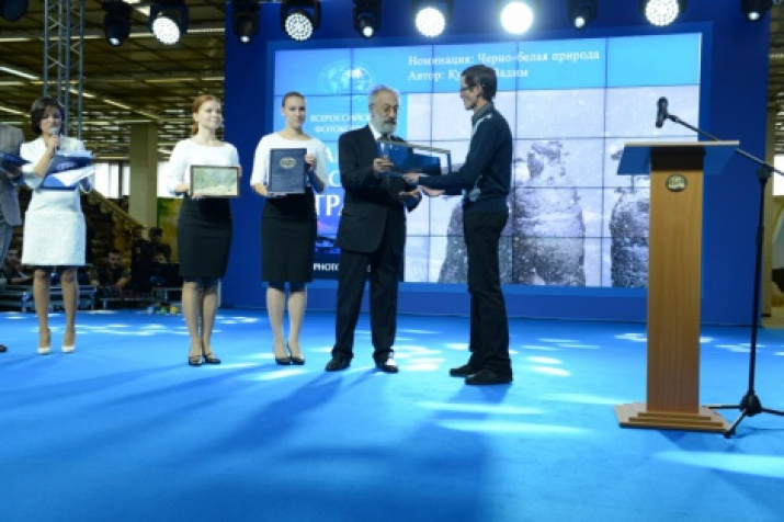 Vadim Kuhtin is being awarded by Artur Chilingarov