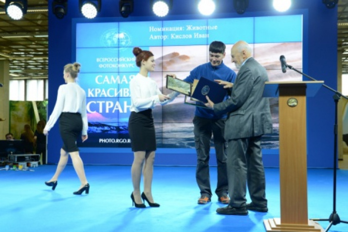 Ivan Kislov is being awarded by Nikolai Drozdov