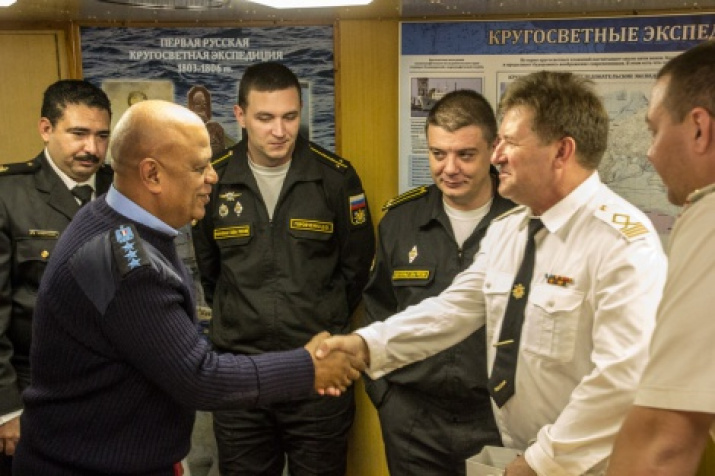 The meeting of the Chief of Staff of the Naval Base Suez Brigadier General Ahmad Hawash with the governance of the vessel and expedition. The photo is provided by the Office of Navigation and Oceanography of the Ministry of Defense of the Russian Federati