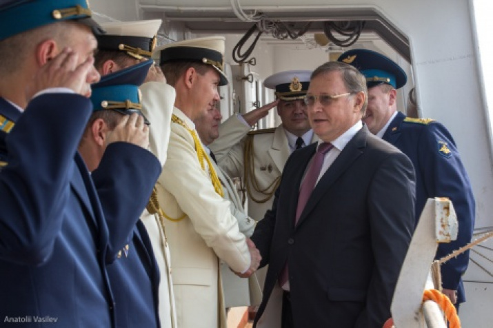 The ambassador of Russia to Saudi Arabia Oleg Ozerov on the board of «Admiral Vladimirsky». The photo is provided by the Governance of Navigation and Oceanography of the Ministry of Defense of the Russian Federation. The author is Anatoly Vasilyev