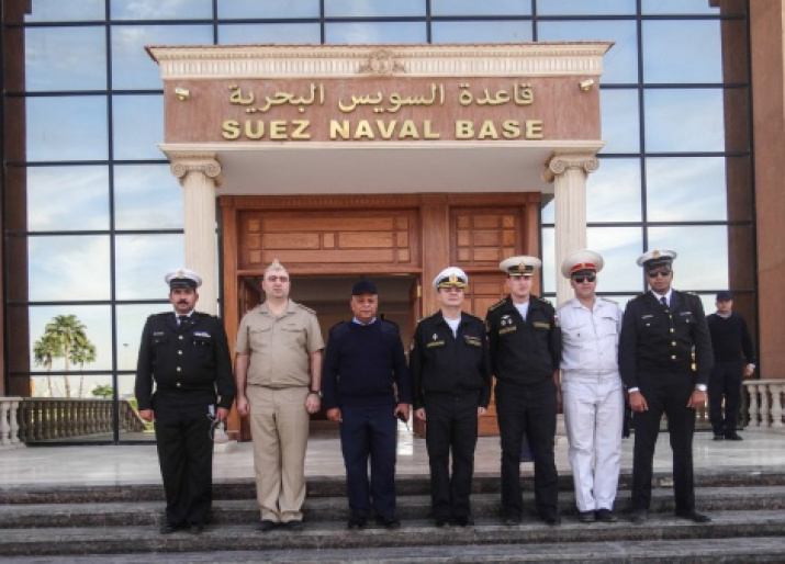 The Russian officers, the representatives of the apparatus of military attache at the Russian Embassy in Cairo and the Egyptian officers at the headquarters of the naval base in Suez. The photo is provided by the Governance of Navigation and Oceanography 