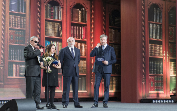 Слева направо: Наиль Сафаргалеев, Гелюся Закирова, Виктор Вексельберг и ведущий церемонии Валдис Пельш