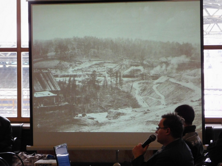 Директор Музея истории Красноярской железной дороги Константин Карпухин читает лекцию об истории Транссиба Директор Музея истории Красноярской железной дороги Константин Карпухин читает лекцию об истории Транссиба