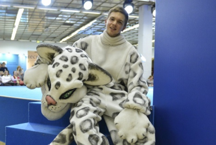The volunteer of the Russian Geographical Society Kirill Lukyanov in a growth figure of a snow leopard at the Festival of the Russian Geographical Society. Photo by the press-service of the Russian Geographical Society