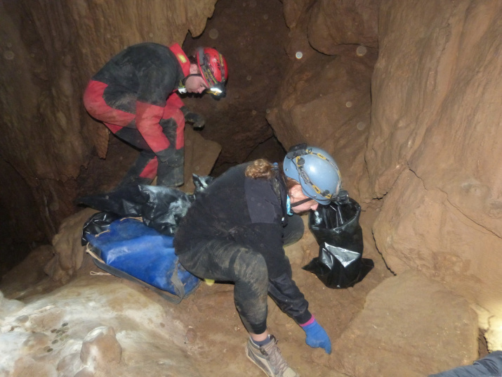 Процесс тщательной очистки пещеры (фото Сметаны Алексея)