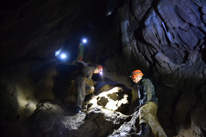 Спуск в нижние этажи пещеры с использованием веревочной страховки (фото Лозовой Дианы)