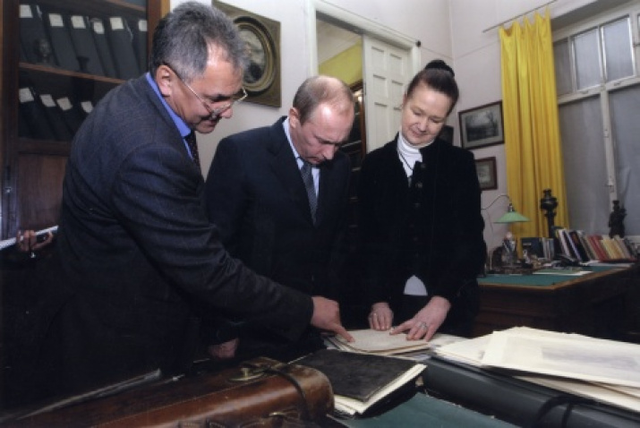 Maria Fedorovna is with the President of the Russian Geographical Society Sergey Shoygu and the Chairman of the Board of Trustees of the Society Vladimir Putin. The photo is from the Scientific archive of the Russian Geographical Society
