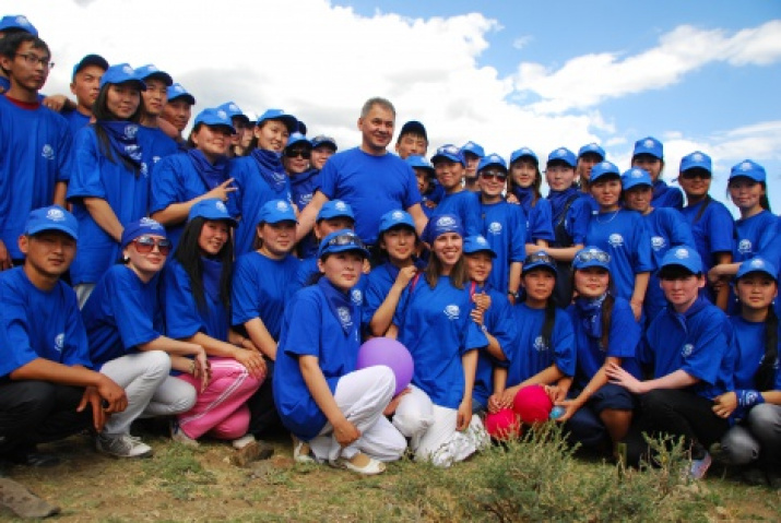 The President of the Russian Geographical Society Sergey Shoygu and the volunteers of the «Kyzyl-Kuragino» expedition