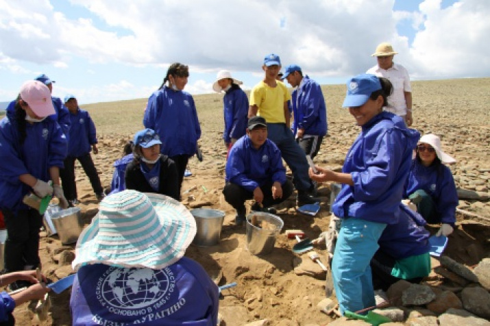 The volunteers of the expedition at the excavation 
