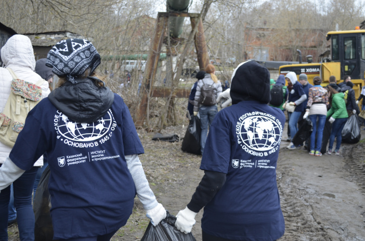 В уборке приняли участие члены молодежного отряда РГО, студенты Института экологии и природопользования КФУ, волонтеры