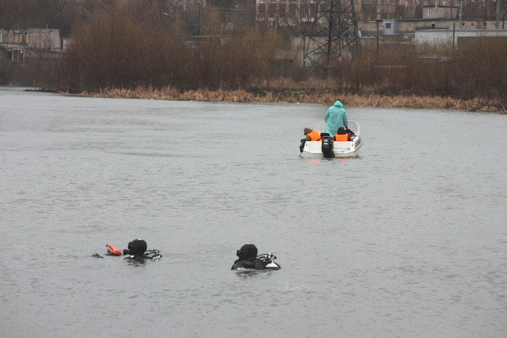 Члены молодежного подводно-исследовательского отряда передвигались на моторной лодке, исследуя дно с помощью эхолота