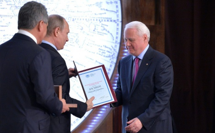Handing in of the Big Golden Medal of the Russian Geographical Society for scientific works to academician Nikolay Kasimov. Photo by www.kremlin.ru