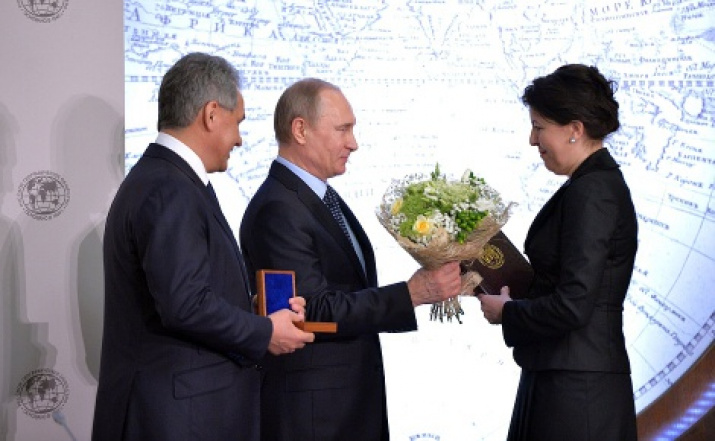 Big Silver Medal of the Russian Geographical Society giving to Ekaterina Khutorskaya. Photo by www.kremlin.ru