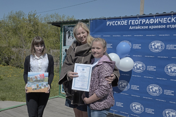 Вручение дипломов конкурса Еленой Чупиной, президентом Алтайской региональной ассоциации туризма