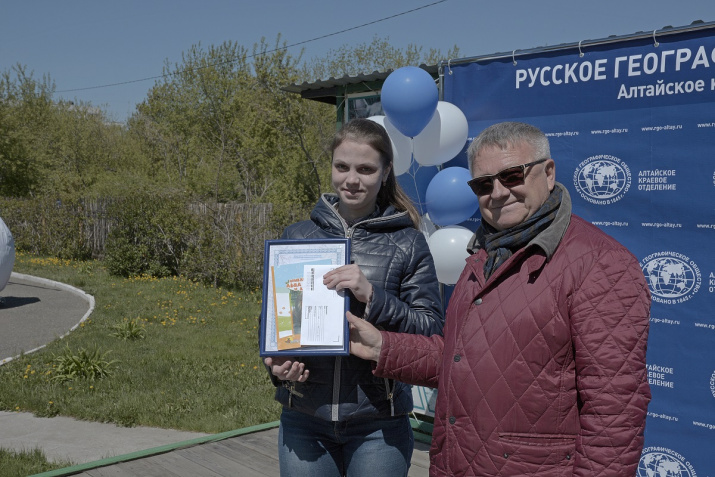 Вручение гран-при конкурса директором зоопарка Сергеем Писаревым