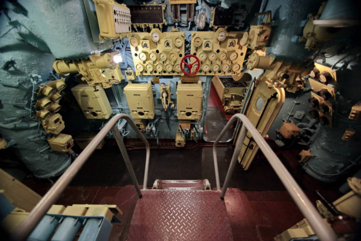 Человека, впервые оказавшегося на подводной лодке, количество приборов, вентилей и прочих механизмов просто потрясает Человека, впервые оказавшегося на подводной лодке, количество приборов, вентилей и прочих механизмов просто потрясает