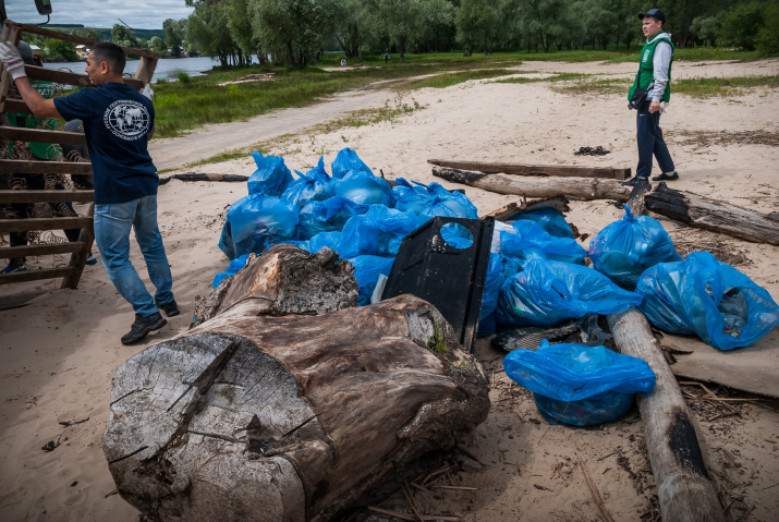 В ходе экологической акции была также очищена территория самого пляжа В ходе экологической акции была также очищена территория самого пляжа