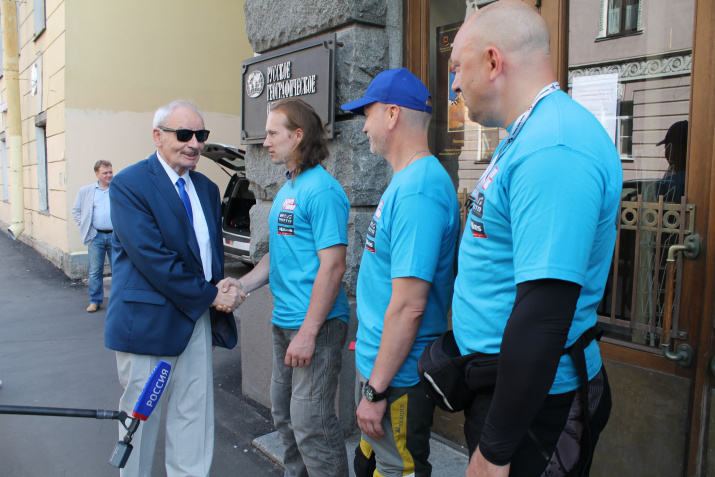 Вице-президент РГО Владимир Разумовский напутствует участников экспедиции. Фото: Т. Николаева