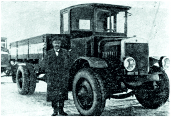 Главный конструктор В.В. Данилов у автомашины Я-3. 1926 г.