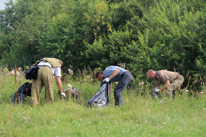 Волонтеры убирают берег р.Кача. Фото: Оксана Прокопова Волонтеры убирают берег р.Кача. Фото: Оксана Прокопова