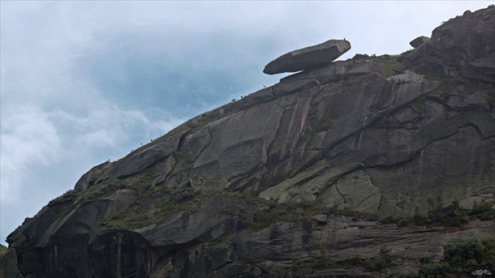 \"Висячий Камень\" - скала в горном массиве Ергаки. Фото предоставлено В.Черниковым