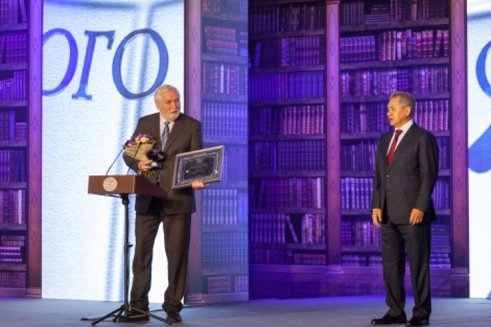 The President of the Russian Geographical Society Sergey Shoygu (on the right) and glaciologist Andrey Glazovsky. Photo by Ilya Melnikov