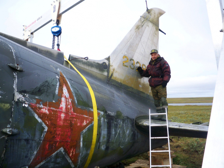 У самолета С-47 \"Дуглас\". Фото предоставлено участниками экспедиции