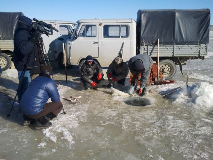 Отбор проб зимой. Фото: Николай Аладин