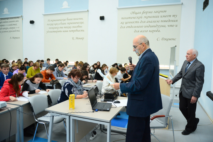 Уразметов Ильдар Анварович зачитывает правила проведения диктанта